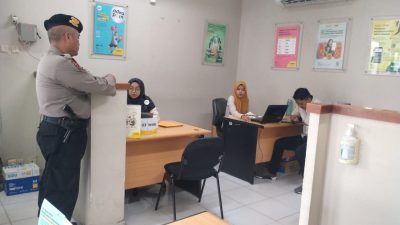 Personel Sat Samapta Berikan Himbauan Kamtibmas kepada Nasabah di Kantor Adirah