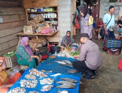 Personel Polsek Tellu Siattinge Mengecek Harga Barang dan Situasi Kamtibmas di Pasar Tokaseng