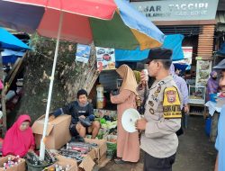 Bhabin Masuk Pasar Tradisional dan Berikan Imbauan Kamtibmas