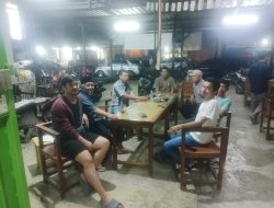 Dekatkan Diri dengan Warga, Kapolsek Patimpeng Bersama Anggota Ngobrol Santai