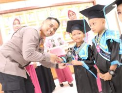 Bersama Ketua Bhayakari Kapolres Bone Serahkan Plakat Kepada Siswa Berprestasi