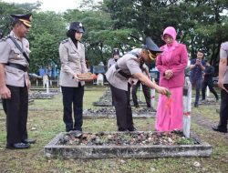 Polres Bone Ziarah Tabur Bunga di Taman Makam Pahlawan Rangkaian HUT Bhyangkara ke-77