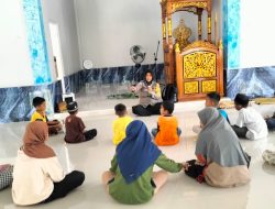 Berharap Anak-Anak di Desa Binaannya Cerdas, Ibu Bhabin Berikan Bimbingan Menghafal dan Memahami Isi Al-Qur’an