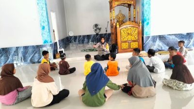 Berharap Anak-Anak di Desa Binaannya Cerdas, Ibu Bhabin Berikan Bimbingan Menghafal dan Memahami Isi Al-Qur’an