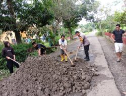 Hindari Terjadinya Kecelakaan, Bhabinkamtibmas Bersama Warga Timbun Jalan Berlubang