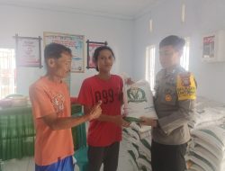 Pastikan Aman, Polisi Kawal Penyaluran Beras Bantuan CBP Tahun 2023 di Kelurahan Bukaka