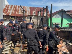Danyon Ichsan Kerahkan Personel Brimob Bone Bantu Korban Kebakaran Bajoe