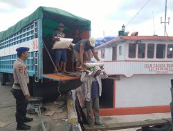 Personel Satpolairud Polres Bone Perketat Pengawasan Muatan Kapal Layar Motor di Pelabuhan Bajoe