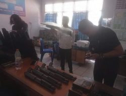 Datangi Lapas  Sat Intelkam Polres Bone Periksa Senpi Petugas