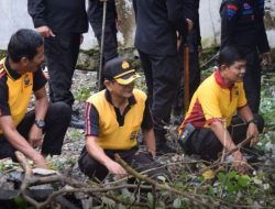 Polisi Peduli Lingkungan Ratusan Personel Polres Bone Bersih Bersih Sampah di Pantai