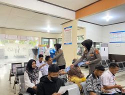 Operasi Patuh Pallawa 2023 Hari Keempat Bagikan Brosur dan Stiker di Samsat Bone