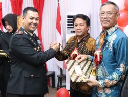 Di hadiri Forkopimda Syukuran HUT Bhyangkara ke-77, Kapolres Wajo Beri Cendramata Ke Purnawirawan