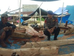Pelihara Kamtibmas, Satpolairud Polres Bone Kunjungi Tempat Pembuatan Kapal Nelayan