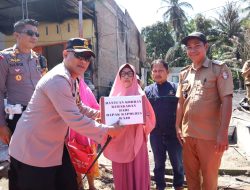 Polisi Peduli Kapolres Wajo Berikan Bantuan untuk Korban Kebakaran