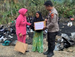 Kapolsek Amali Beserta Bhayangkari Serahkan Bantuan kepada Korban Kebakaran