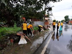 Bersihkan Sampah  Secara Serentak, Polsek Ulaweng dengan Warga Kerja Bakti