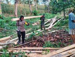 Ibu Bhabin Terjun Langsung, Ikut Membantu Bedah Rumah Warga