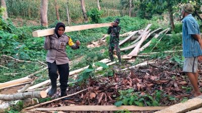 Ibu Bhabin Terjun Langsung, Ikut Membantu Bedah Rumah Warga