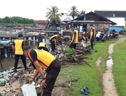 Pembersihan Sampah Serentak Bersama Polri, Polsek Sibulue Turun di Pesisir Pantai Mattiro Walie