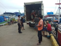 Lakukan Polmas Perairan, Satpolairud Polres Bone Periksa Muatan Kapal di Pelabuhan Bajoe
