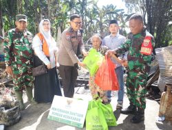 Kanit Bhabinkamtibmas Polres Bone Dampingi Baznas Bone Salurkan Bantuan untuk Korban Kebakaran