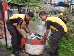 Ratusan Personel Polres Bone  bersihkan Sampah di Pelabuhan Bajoe wujud  Peduli Lingkungan