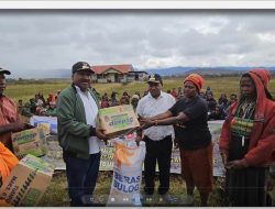 Kapolri Salurkan 264,7 Ton Beras dan 1.500 Sembako untuk Warga Papua yang Terdampak Kekeringan