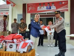 Bagikan Bendera Merah Putih Secara Simbolis Bentuk Kapolsek Ulaweng Semarakkan HUT RI