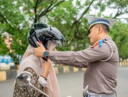 Klik Helm Pengendara, Satlantas Polres Bone Edukasi Keselamatan Berlalu Lintas