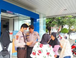 Beri Rasa Aman, Personel Samapta Melaksanakan Pengamanan Obvit Bank BRI Cabang Watampone