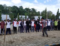 Persiapan Hut RI Ke-78, Personel Polsek Awangpone Melatih Siswa Paskibra di SMAN Awangpone