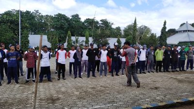 Persiapan Hut RI Ke-78, Personel Polsek Awangpone Melatih Siswa Paskibra di SMAN Awangpone