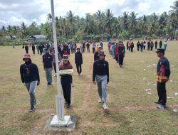 Wakapolsek Lamuru Melatih Siswa Paskibra Tingkat Kecamatan Dilapangan Sepak Bola Lamuru