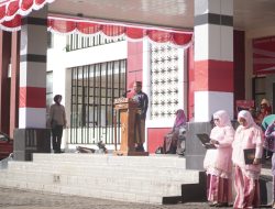 Upacara HUT RI ke 78 Rektor IAIN Bone Menyerahkan Tanda Kehormatan Satya Lencana Karya Satya Kepada Lima ASN