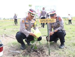 Polri Peduli Lingkungan, Kapolres Wajo Pimpin Personel Tanam Ribuan Pohon