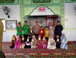 Bhabinkamtibmas Bagikan Buku IQRA buat Anak-Anak Pengajian di Desa Binaanya