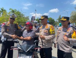Kapolres Wajo Bagikan Helm kepada Pengendara di Hari Ketiga OPS  Zebra