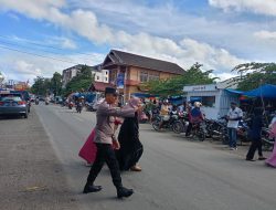 Peduli Keselamatan Pejalan Kaki, Bhabinkamtibmas Polsek Awangpone Lakukan Pengaturan di Depan Pasar