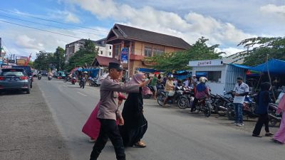 Peduli Keselamatan Pejalan Kaki, Bhabinkamtibmas Polsek Awangpone Lakukan Pengaturan di Depan Pasar