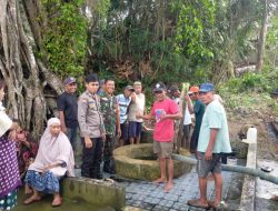 Bhabinkamtibmas Sambangi Warga yang Sedang Kerja Bakti di Sumur Bersejarah Bubung Lagaroang Bukaka Bone