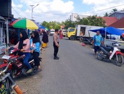 Lancarkan Aktivitas Warga, Aiptu Soedjadi Lakukan Pengaturan di Depan Pasar