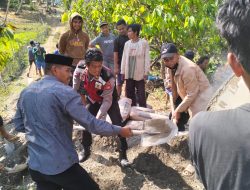 Wakapolsek Lamuru Polres Bone Hadiri Giat Kerja Bakti di Desa Sengengpalie. Ini yang Dilakukan