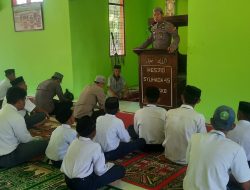 Kanit Bintibsos Satbinmas Polres Bone Bawakan Ceramah di Masjid Syuhada Desa Lattekko. Begini isinya