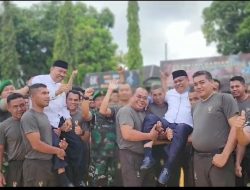 Pamitan di KOREM 141/Tp  Bupati dan Wakil Bupati Bone di gendong Pasukan TNi