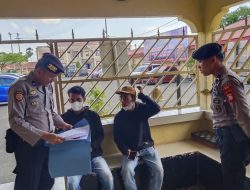 Personel Samapta Jaga Piket Mako Berikan Pesan Kamtibmas kepada Pengunjung Mapolres Bone