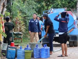 Baksos Humas Polres Bone Bagikan Air Bersih Ke Masyarakat