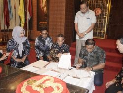 Terima Kunci Pusaka Arajang, PJ.Bupati Bone Akan Kami Rawat Sebaik Baiknya