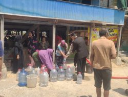 Polisi Peduli Wakapolres Wajo Pimpin Personel Bagikan Air Bersih Untuk Masyarakat Pesisir