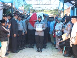 Beri Penghormatan Terakhir Kapolres Wajo Pimpin Upacara Pemakaman Personelnya