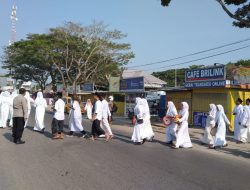 Ciptakan Arus Lalin Lancar, Personel Polsek Ajangale Pengamanan Jalur Pawai Hari Santri